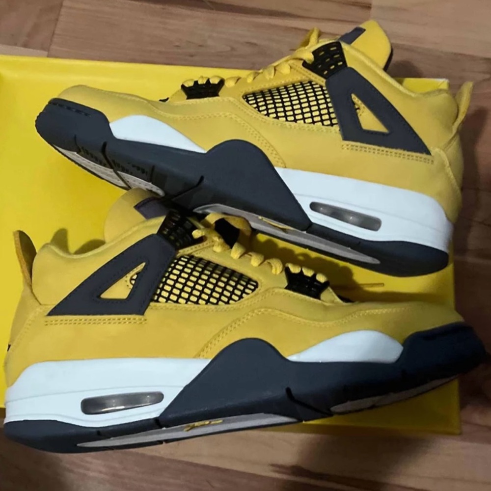 Air Jordan retro 4 lighting size 9.5
